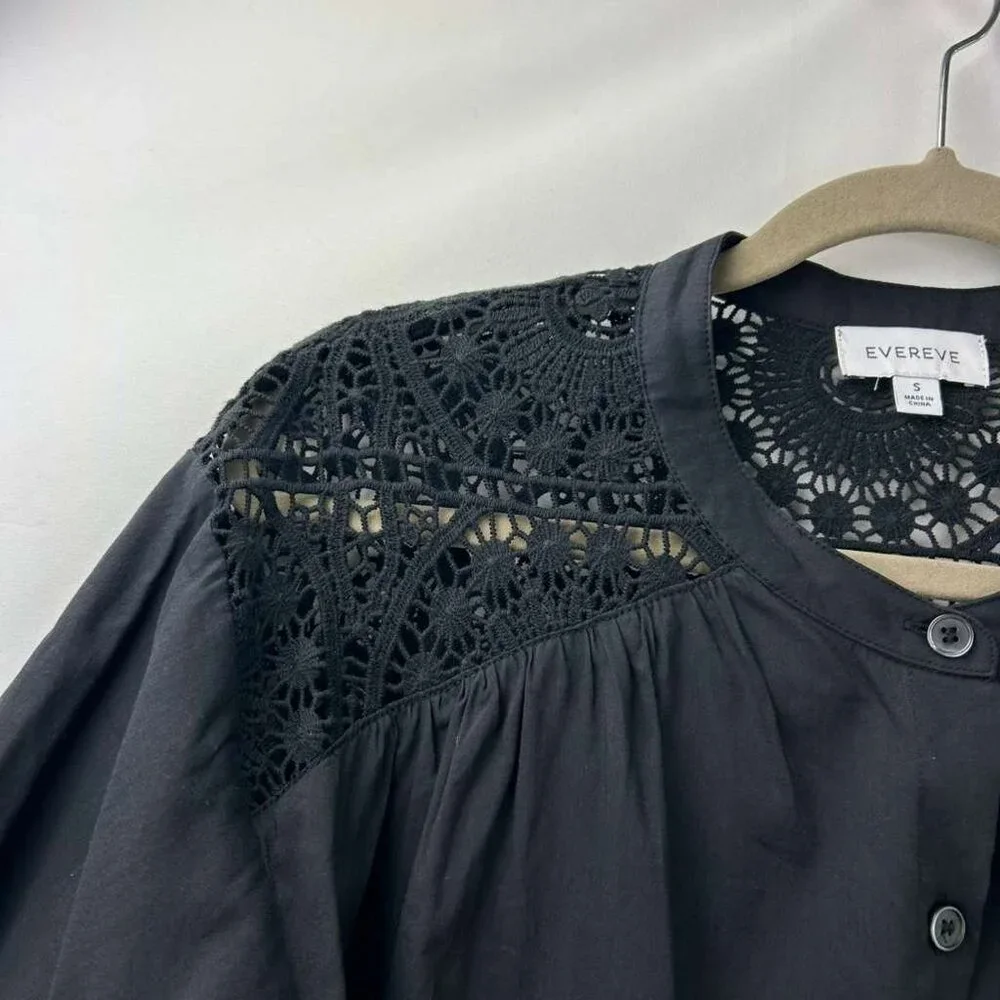 Evereve Women’s S Black Short Sleeve Crochet Back Button Up Blouse Rayon Blend - Picture 11 of 12